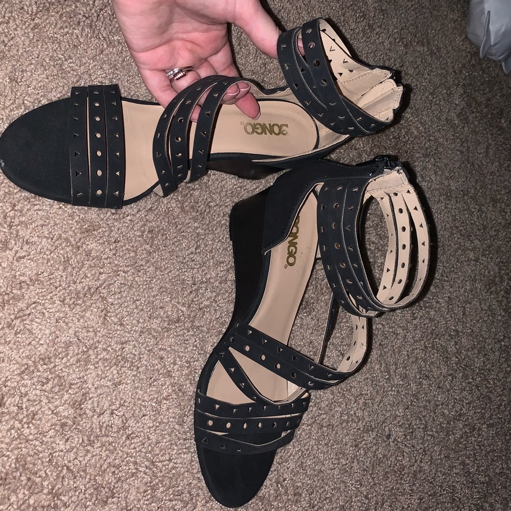 Black/grey low wedge.